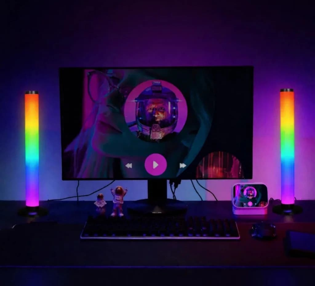 מנורת שולחן RGB ריאקטיבית לקול 360 מעלות עם שליטה באפליקציה ובשלט