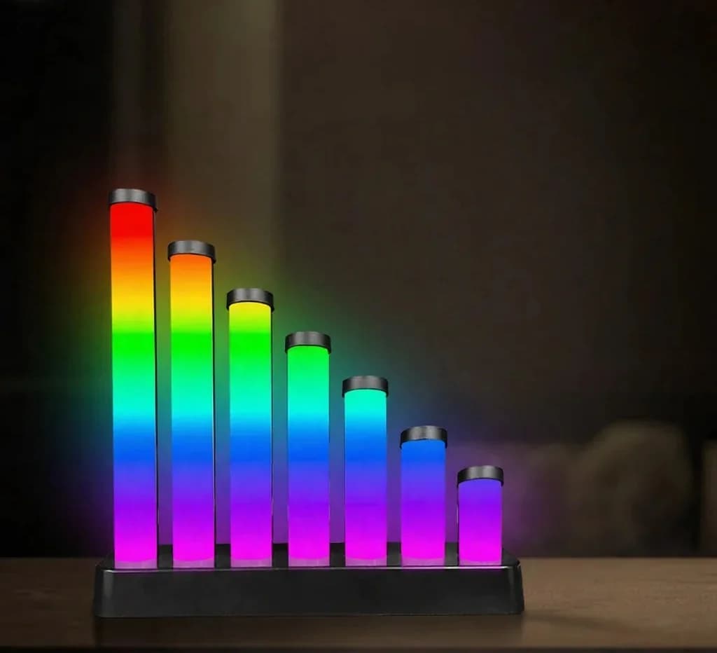 מנורת שולחן LED RGB ריאקטיבית לקול עם שליטה באפליקציה
